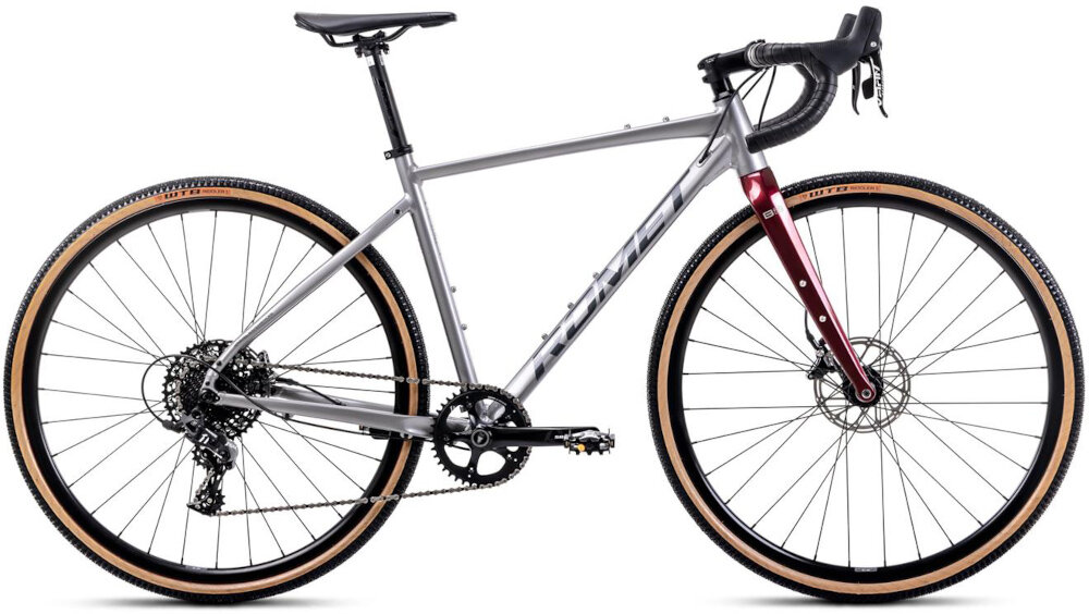 Rower gravel ROMET Boreas 2 U21 28 cali Jasnografitowo-bordowy 2024 rower na białym tle widoczny z boku rower wyścigowy do jazdy wyczynowej wysokie prędkości maksymalne zmniejszenie oporu powietrza pozbawiony jest wszelkich „zbędnych” elementów