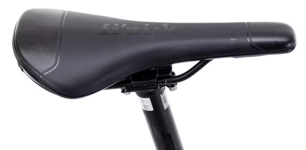 Rower gravel ROMET Boreas 2 U21 28 cali Jasnografitowo-bordowy 2024 siodełko na białym tle siodełko marki Fizik typu Taiga do sportowej i wygodnej pozycji jazdy ergonomiczny kształt równomierny rozkład nacisk aluminiowa sztyca ROMET o średnicy 27,2 mm i długości 350 mm skutecznie tłumi drgania