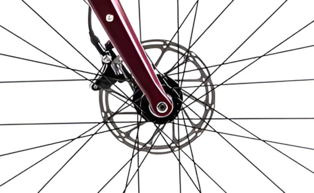 Rower gravel ROMET Boreas 2 U21 28 cali Jasnografitowo-bordowy 2024 zbliżenie na tarczę hamulcową podstawa bezpieczeństwa hamulce tarczowe hydrauliczne duża siła hamowania płyn hamulcow hamulce z przodu i z tyłu podwójny pakiet bezpieczeństwa