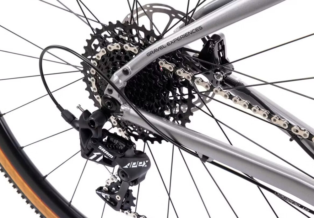 Rower gravel ROMET Boreas 2 U21 28 cali Jasnografitowo-bordowy 2024 zbliżenie na przerzutkę manetki marki SRAM typu Apex 11 biegów tylna przerzutka marki SRAM model Apex duża wytrzymałość sprawne działanie zmiana biegów jest płynna i bezproblemowa