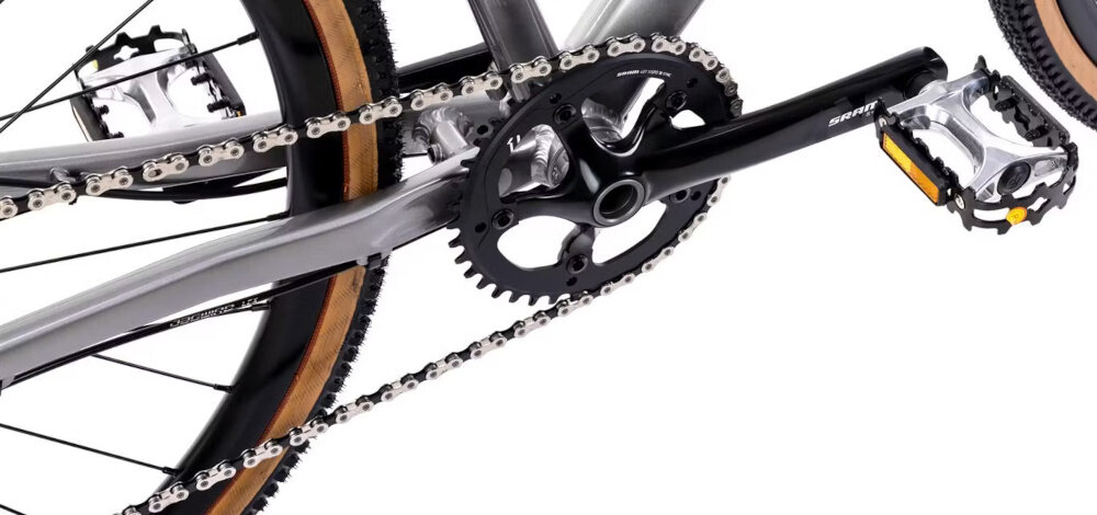 Rower gravel ROMET Boreas 2 U21 28 cali Jasnografitowo-bordowy 2024 zbliżenie na korbę i kasetę do wszechstronnej jazdy terenowej i sportowej kaseta SRAM typu CS PG1030 11-32T 10 speed korba SRAM typu FC-S350 40T 170 x 175 mm płynna zmiana przełożeń łatwe dopasowanie siły pedałowania do warunków terenu