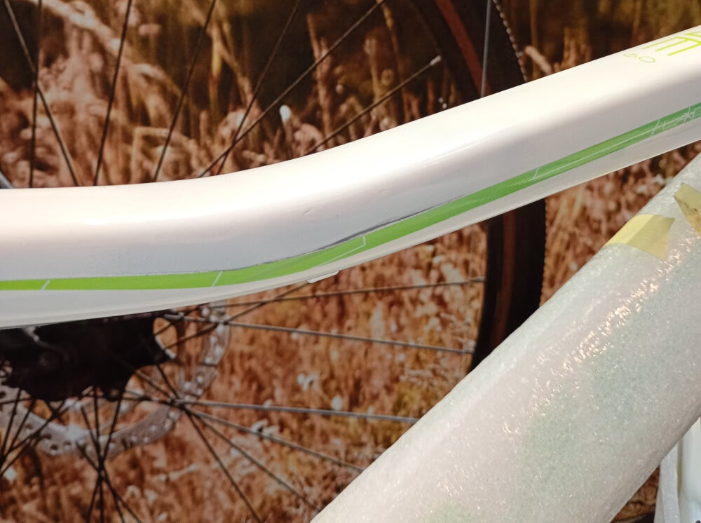 Rower górski MTB ROMET Jolene 6.0 D19 26 cali damski Biało-niebiesko-zielony zbliżenie na ramę w tle trawy 19-calowa aluminiowa ramę rower zwinny lekki łatwo go podnieść odporność na korozję wybór rozmiaru ramy Twój wzrost mierzony w zrelaksowanej pozycji typ roweru dla osób o wzroście od 170 do 178 cm