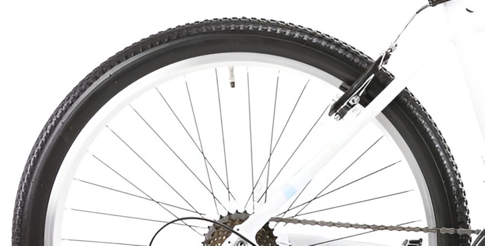 Rower górski MTB ROMET Jolene 6.0 D19 26 cali damski Biało-niebiesko-zielony zbliżenie na oponę rozmiar koła 26 cali łatwe pokonywanie przeszkód duży kontakt koła z podłożem szerokie opony dobra przyczepność dwukomorowe aluminiowe obręcze zachowanie regularnego kształtu kół stabilne trzymanie opony bezpieczna i komfortowa jazda regularne sprawdzanie ciśnienia powietrza wartość na bocznej części opony