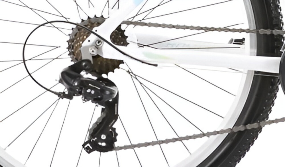 Rower górski MTB ROMET Jolene 6.0 D19 26 cali damski Biało-niebiesko-zielony zbliżenie na tylną przerzutkę przerzutki marki SHIMANO 21 biegów duża wytrzymałość i sprawne działanie zmiana biegów jest płynna i bezproblemowa przednie i tylne przerzutki SHIMANO Tourney komfort i kontrola