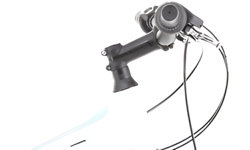 Rower górski MTB ROMET Jolene 6.0 D19 26 cali damski Biało-niebiesko-zielony zbliżenie na kierownicę widok z boku kierownica o wymiarach 660 x 31,8 mm aluminiowy wspornik 60/90 mm lekkość wytrzymałość pewny chwyt pełna kontrola nad rowerem bezpieczeństwo aluminiowy materiał minimalizuje wagę waga roweru 14,6 kg antypoślizgowy materiał 