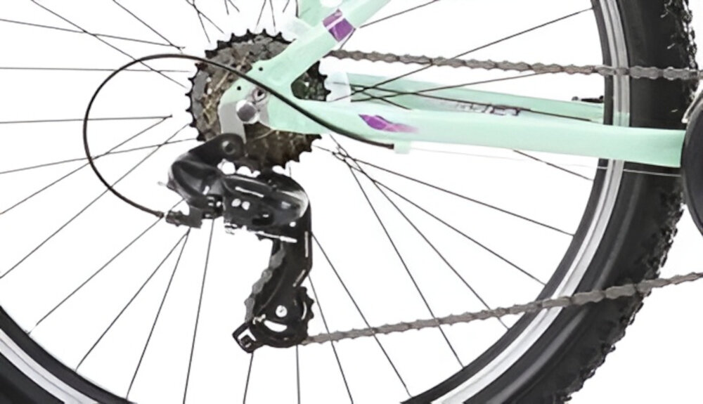 Rower górski MTB ROMET Jolene 6.1 D19 26 cali damski Zielono-fioletowy zbliżenie na tylną przerzutkę przerzutki marki SHIMANO 21 biegów duża wytrzymałość i sprawne działanie zmiana biegów jest płynna i bezproblemowa przednie i tylne przerzutki SHIMANO Tourney komfort i kontrola