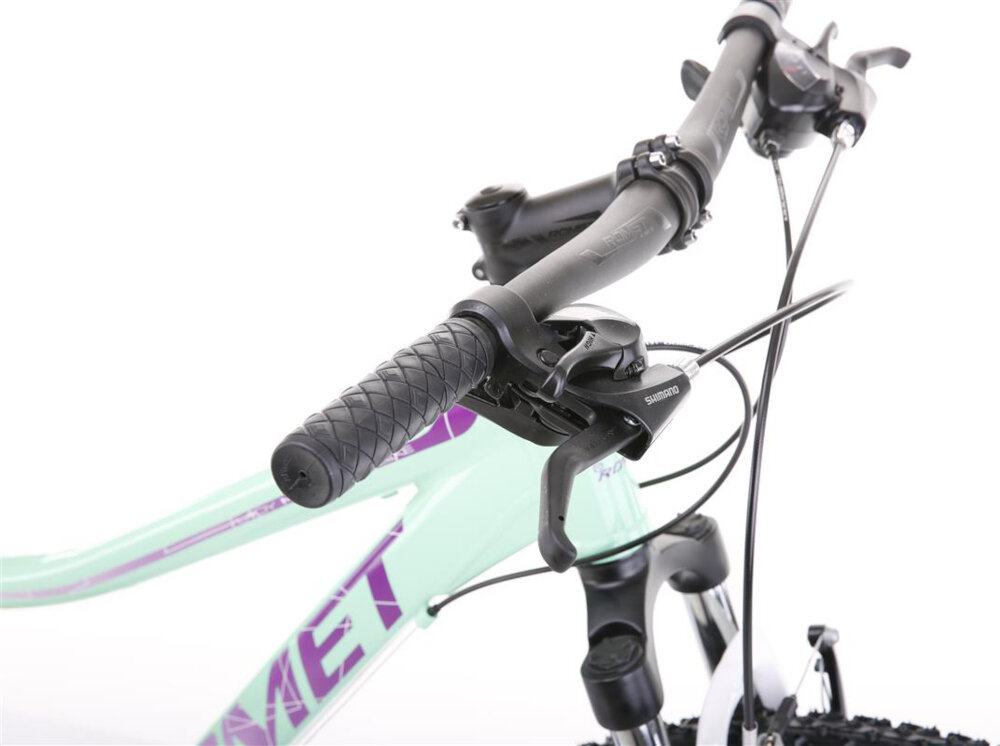 Rower górski MTB ROMET Jolene 6.1 D19 26 cali damski Zielono-fioletowy kierownica na białym tle widoczna z boku kierownica RMT Components 600 x 31,8 mm aluminiowy wspornik ROMET 60/90/31,8 mm stabilność precyzja prowadzenia antypoślizgowe uchwyty kontrola nad rowerem i bezpieczeństwo waga roweru 14,5 kg