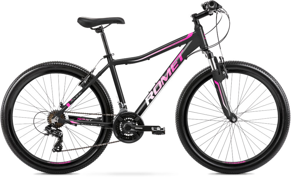 Rower górski MTB ROMET Jolene 6.0 D19 26 cali damski Czarno-różowy rower na białym tle widoczny z boku góral pojazd dla sportowców do jazdy wyczynowej uniwersalny dla amatorów zwrotny łatwo wchodzi w zakręty do jazdy w mieście za miastem w lesie na górskim szlaku w błocie nie za głębokim piachu