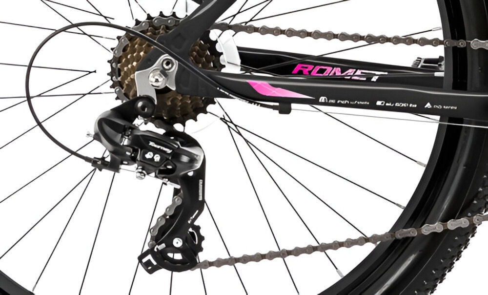 Rower górski MTB ROMET Jolene 6.0 D19 26 cali damski Czarno-różowy zbliżenie na tylną przerzutkę przerzutki marki SHIMANO 21 biegów duża wytrzymałość i sprawne działanie zmiana biegów jest płynna i bezproblemowa przednie i tylne przerzutki SHIMANO Tourney komfort i kontrola