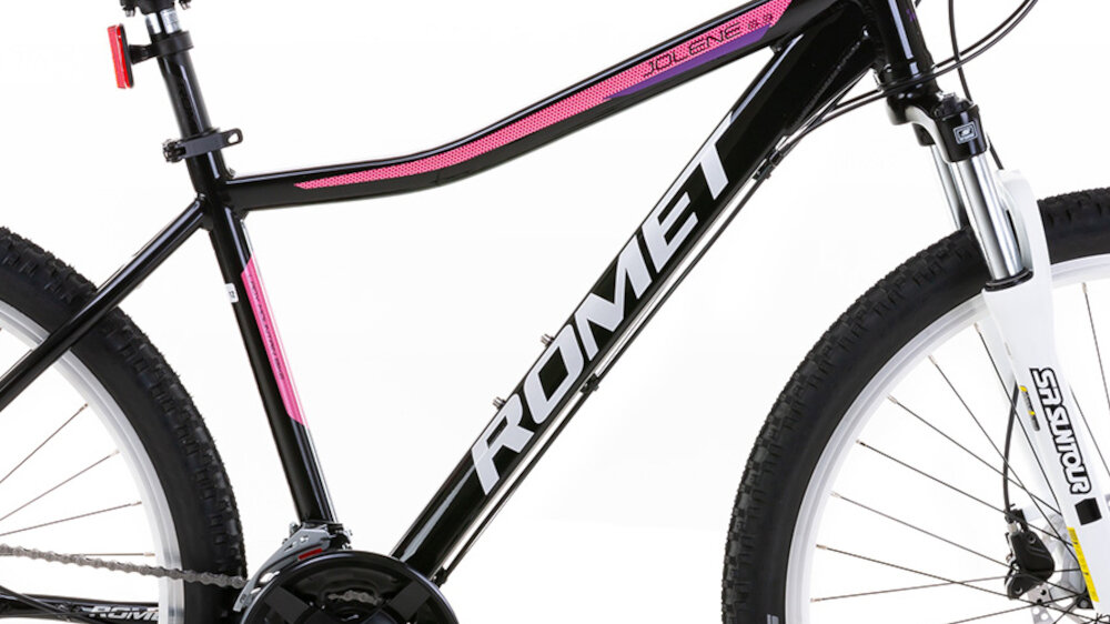Rower górski MTB ROMET Jolene 6.3 JA D17 26 cali damski Czarno-różowy zbliżenie na ramę w tle trawy 17-calowa aluminiowa ramę rower zwinny lekki łatwo go podnieść odporność na korozję wybór rozmiaru ramy Twój wzrost mierzony w zrelaksowanej pozycji typ roweru dla osób o wzroście od 162 do 172 cm