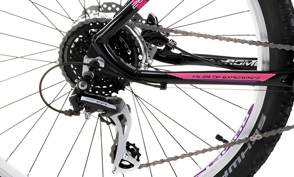 Rower górski MTB ROMET Jolene 6.3 JA D17 26 cali damski Czarno-różowy zbliżenie na tylną przerzutkę przerzutki marki SHIMANO 24 biegi duża wytrzymałość i sprawne działanie zmiana biegów jest płynna i bezproblemowa przednia przerzutka SHIMANO Tourney tylna SHIMANO Acera komfort i kontrola