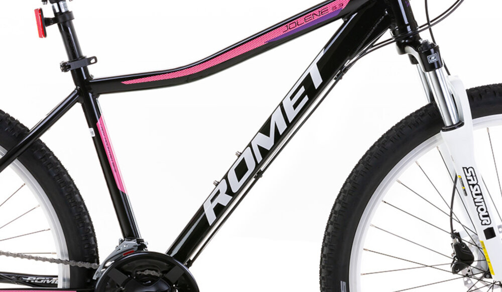 Rower górski MTB ROMET Jolene 6.3 JB D17 26 cali damski Czarno-różowy zbliżenie na ramę w tle trawy 17-calowa aluminiowa ramę rower zwinny lekki łatwo go podnieść odporność na korozję wybór rozmiaru ramy Twój wzrost mierzony w zrelaksowanej pozycji typ roweru dla osób o wzroście od 162 do 172 cm