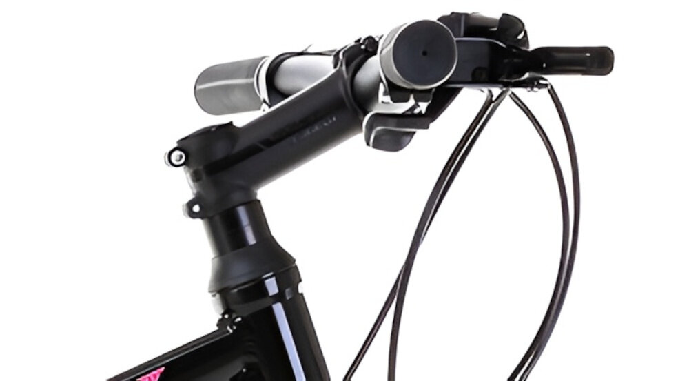 Rower górski MTB ROMET Jolene 6.3 JB D17 26 cali damski Czarno-różowy kierownica na białym tle widoczna z boku kierownica RMT Components 680 x 31,8 mm aluminiowy wspornik ROMET 60/90/31,8 mm stabilność precyzja prowadzenia antypoślizgowe uchwyty kontrola nad rowerem i bezpieczeństwo waga roweru 15,1 kg