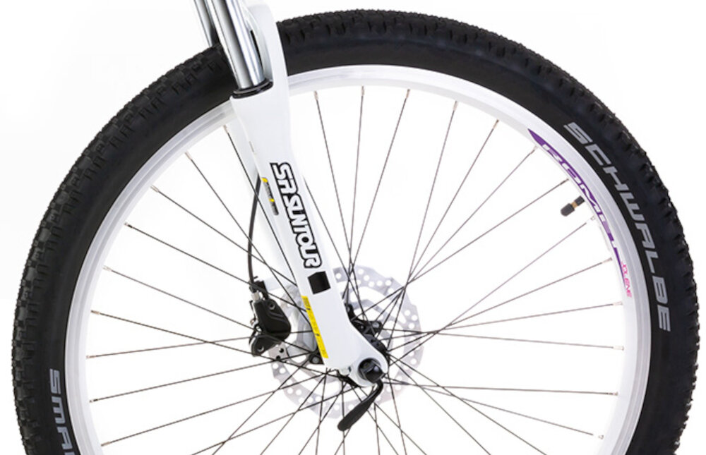 Rower górski MTB ROMET Jolene 6.3 JB D19 26 cali damski Czarno-różowy zbliżenie na oponę rozmiar koła 26 cali łatwe pokonywanie przeszkód duży kontakt koła z podłożem szerokie opony SCHWALBE dobra przyczepność dwukomorowe aluminiowe obręcze zachowanie regularnego kształtu kół stabilne trzymanie opony bezpieczna i komfortowa jazda regularne sprawdzanie ciśnienia powietrza wartość na bocznej części opony