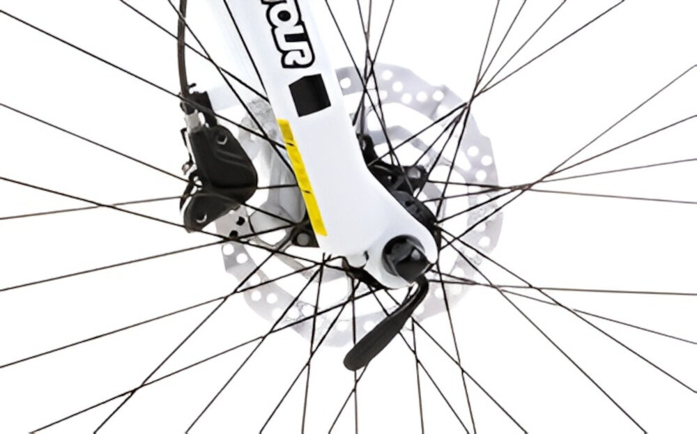 Rower górski MTB ROMET Jolene 6.3 JB D19 26 cali damski Czarno-różowy zbliżenie na tarczę hamulcową podstawa bezpieczeństwa hamulce tarczowe hydrauliczne duża siła hamowania w każdych warunkach pogodowych i na każdej trasie płyn hamulcowy hamulce z przodu i z tyłu podwójny pakiet bezpieczeństwa