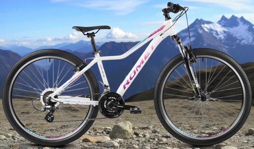 Rower górski MTB ROMET Jolene 7.0 JB D19 27.5 cali damski Biały rower na tle gór nieba środek codziennego transportu relaks pasja uniwersalność