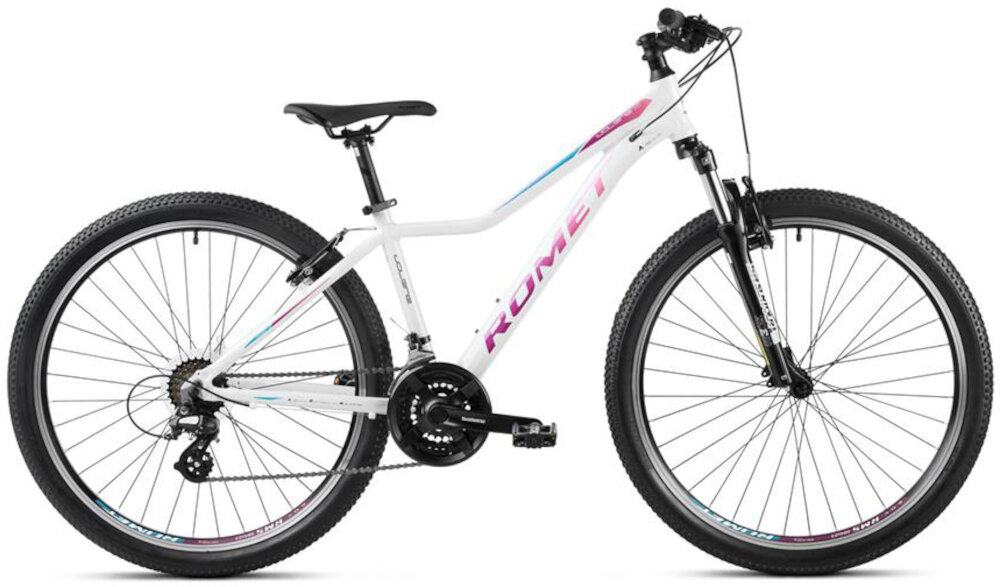Rower górski MTB ROMET Jolene 7.0 JB D19 27.5 cali damski Biały rower na białym tle widoczny od przodu po skosie góral pojazd dla sportowców do jazdy wyczynowej uniwersalny dla amatorów zwrotny łatwo wchodzi w zakręty do jazdy w mieście za miastem w lesie na górskim szlaku w błocie nie za głębokim piachu