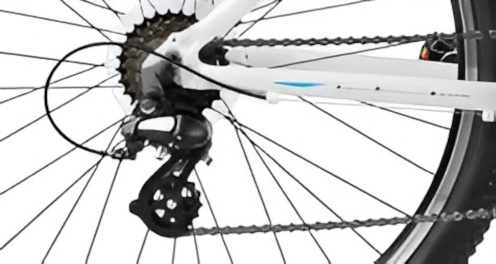 Rower górski MTB ROMET Jolene 7.0 JB D19 27.5 cali damski Biały zbliżenie na tylną przerzutkę przerzutki marki przerzutki marki SHIMANO 21 przełożeń duża wytrzymałość precyzyjne działanie przednia przerzutka SHIMANO Tourney tylna przerzutka SHIMANO Altus technologia SHADOW przerzutka jest schowana i mniej narażona na uszkodzenia