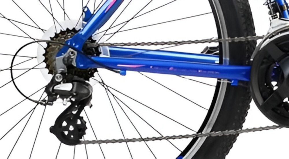 Rower górski MTB ROMET Jolene 7.0 D17 27.5 cali damski Niebiesko-różowy zbliżenie na tylną przerzutkę przerzutki marki SHIMANO 21 biegów duża wytrzymałość i sprawne działanie zmiana biegów jest płynna i bezproblemowa przednia przerzutka SHIMANO Tourney tylna SHIMANO Altus technologia SHADOW przerzutka jest schowana i mniej narażona na uszkodzenia