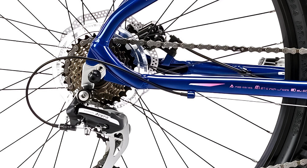 Rower górski MTB ROMET Jolene 7.1 D19 27.5 cala damski Granatowy zbliżenie na tylną przerzutkę przerzutki marki przerzutki marki SHIMANO 3 x 7 przełożeń duża wytrzymałość precyzyjne działanie przednia przerzutka SHIMANO Tourney tylna przerzutka SHIMANO Altus technologia SHADOW przerzutka jest schowana i mniej narażona na uszkodzenia