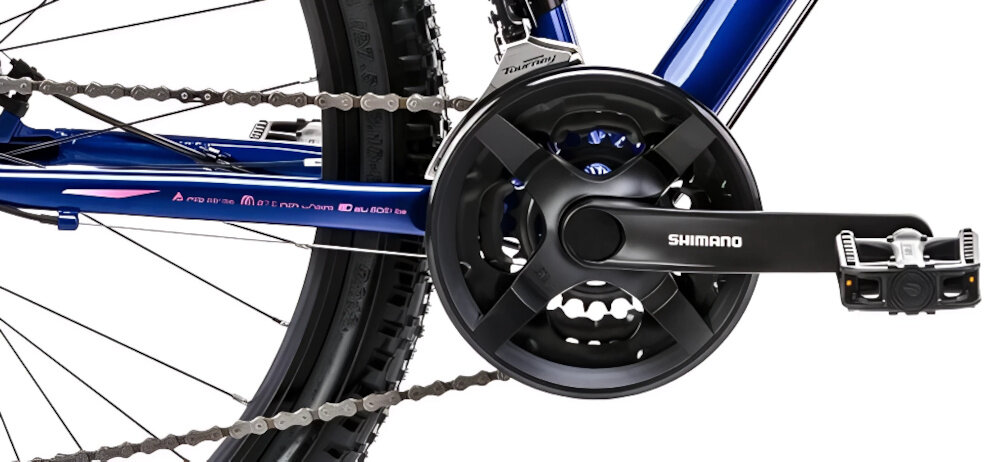 Rower górski MTB ROMET Jolene 7.1 D19 27.5 cala damski Granatowy zbliżenie na korbę kasetę i łańcuch lekka wydajna konstrukcja korby korba SHIMANO Tourney typu TY301 24/34/42 x 170 mm kaseta SHIMANO typu MF-TZ500 14-28T, 7 biegów solidność wytrzyma bardzo duży nacisk na pedały