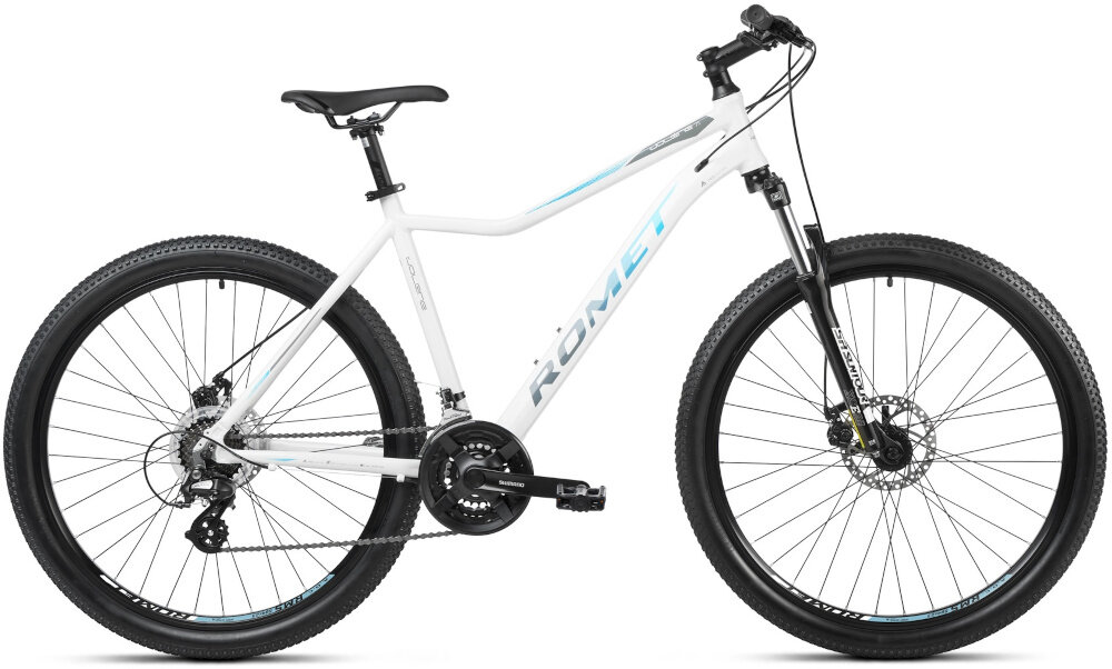 Rower górski MTB ROMET Jolene 7.1 D19 27.5 cala damski Biały rower na białym tle widoczny od przodu po skosie góral pojazd dla sportowców do jazdy wyczynowej uniwersalny dla amatorów zwrotny łatwo wchodzi w zakręty do jazdy w mieście za miastem w lesie na górskim szlaku w błocie nie za głębokim piachu