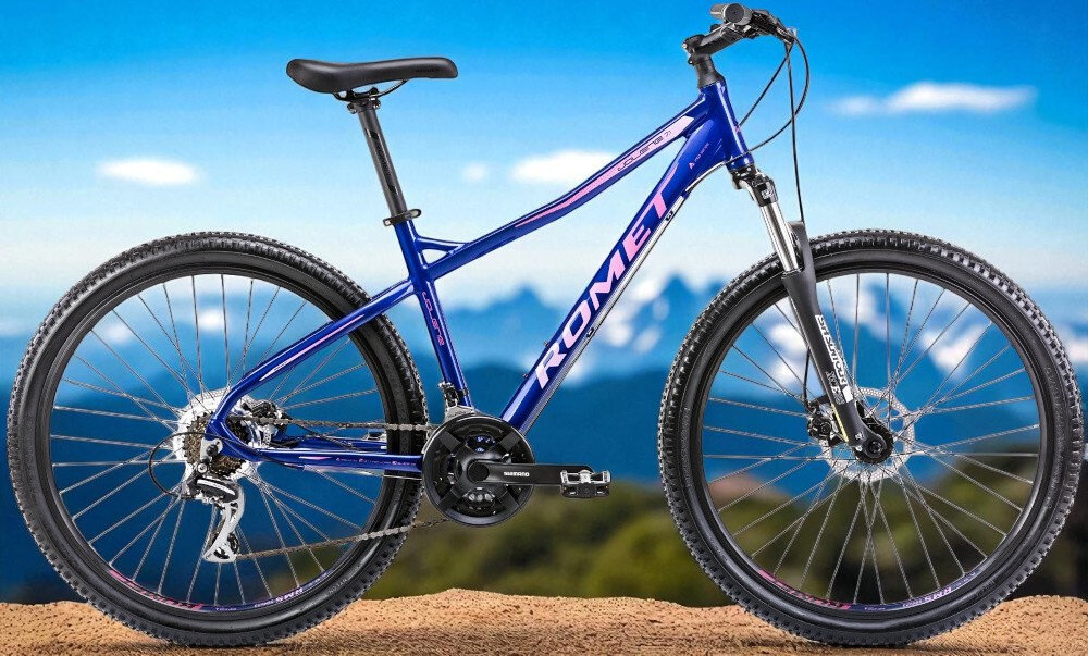 Rower górski MTB ROMET Jolene 7.1 D15 27.5 cala damski Granatowy rower na tle gór nieba środek codziennego transportu relaks pasja uniwersalność