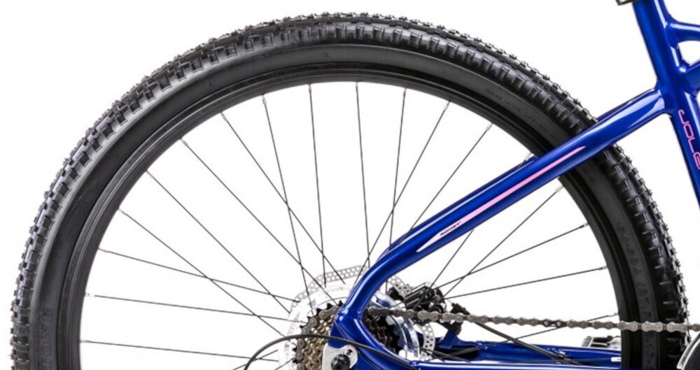 Rower górski MTB ROMET Jolene 7.1 D15 27.5 cala damski Granatowy zbliżenie na oponę rozmiar koła 27,5 cali łatwe pokonywanie przeszkód duży kontakt koła z podłożem szerokie opony dobra przyczepność dwukomorowe aluminiowe obręcze zachowanie regularnego kształtu kół stabilne trzymanie opony bezpieczna i komfortowa jazda regularne sprawdzanie ciśnienia powietrza wartość na bocznej części opony