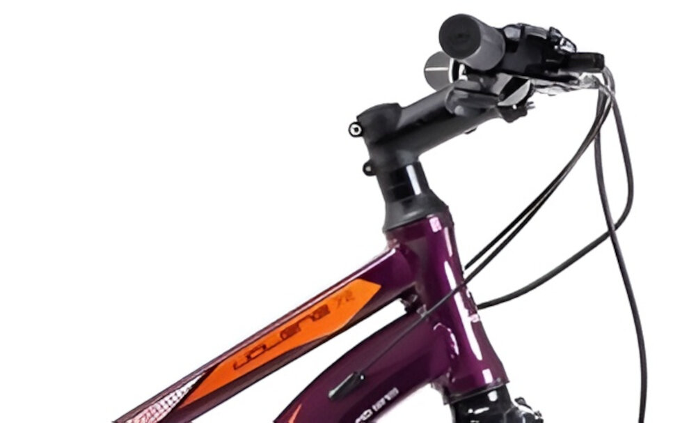 Rower górski MTB ROMET Jolene 7.2 JB D19 27.5 cala damski Purpurowo-pomarańczowy zbliżenie na kierownicę białe tło kierownica RMT Components 680 x 31,8 mm aluminiowy wspornik ROMET 90/31,8 mm stabilność precyzja prowadzenia antypoślizgowe uchwyty kontrola nad rowerem i bezpieczeństwo waga roweru 14 kg