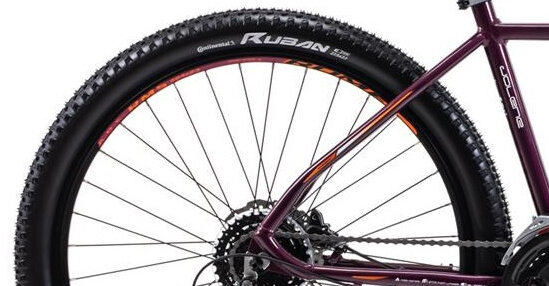 Rower górski MTB ROMET Jolene 7.2 JB D17 27.5 cala damski Purpurowo-pomarańczowy zbliżenie na oponę rozmiar koła 27,5 cali łatwe pokonywanie przeszkód duży kontakt koła z podłożem szerokie opony CONTINENTAL dobra przyczepność dwukomorowe aluminiowe obręcze zachowanie regularnego kształtu kół stabilne trzymanie opony bezpieczna i komfortowa jazda regularne sprawdzanie ciśnienia powietrza wartość na bocznej części opony