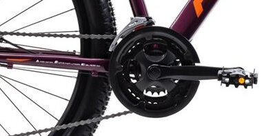 Rower górski MTB ROMET Jolene 7.2 JB D17 27.5 cala damski Purpurowo-pomarańczowy zbliżenie na korbę do wszechstronnej jazdy terenowej i rekreacyjnej kaseta SHIMANO typu CS-HG31 11-34T korba CYCLONE typu 24/34/42 x 170 mm płynna zmiana przełożeń łatwe dopasowanie siły pedałowania do warunków terenu