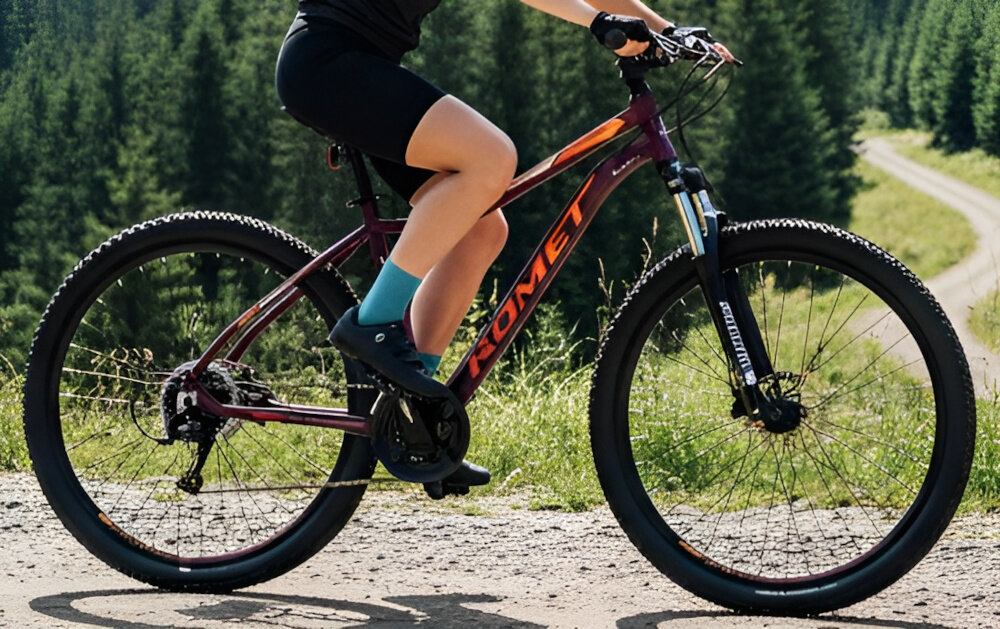 Rower górski MTB ROMET Jolene 7.2 D17 27.5 cala damski Purpurowy góry droga niebo osoba jedzie na rowerze po drodze kierownica RMT Components 680 x 31,8 mm aluminiowy wspornik ROMET 90/31,8 mm stabilność precyzja prowadzenia antypoślizgowe uchwyty kontrola nad rowerem i bezpieczeństwo waga roweru 14 kg