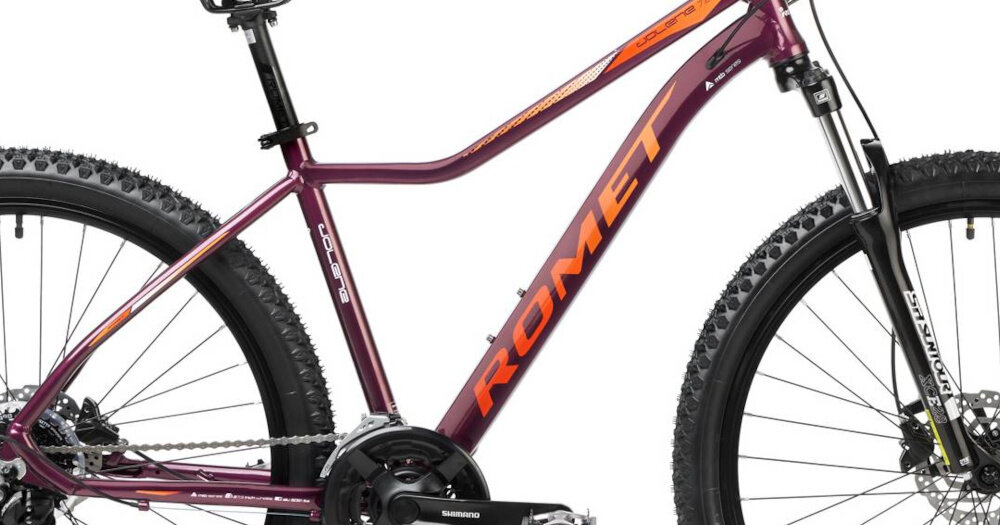 Rower górski MTB ROMET Jolene 7.2 D15 27.5 cala damski Purpurowy zbliżenie na ramę w tle trawy 15-calowa aluminiowa ramę rower zwinny lekki łatwo go podnieść odporność na korozję wybór rozmiaru ramy Twój wzrost mierzony w zrelaksowanej pozycji typ roweru dla osób o wzroście od 155 do 165 cm
