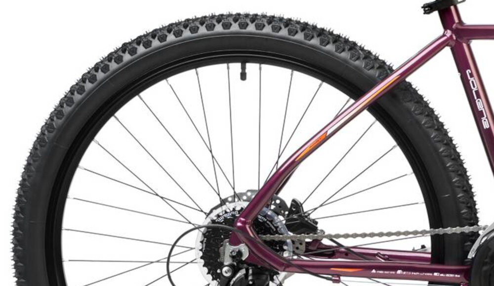 Rower górski MTB ROMET Jolene 7.2 D15 27.5 cala damski Purpurowy zbliżenie na oponę rozmiar koła 27,5 cali łatwe pokonywanie przeszkód duży kontakt koła z podłożem szerokie opony MICHELIN dobra przyczepność dwukomorowe aluminiowe obręcze zachowanie regularnego kształtu kół stabilne trzymanie opony bezpieczna i komfortowa jazda regularne sprawdzanie ciśnienia powietrza wartość na bocznej części opony