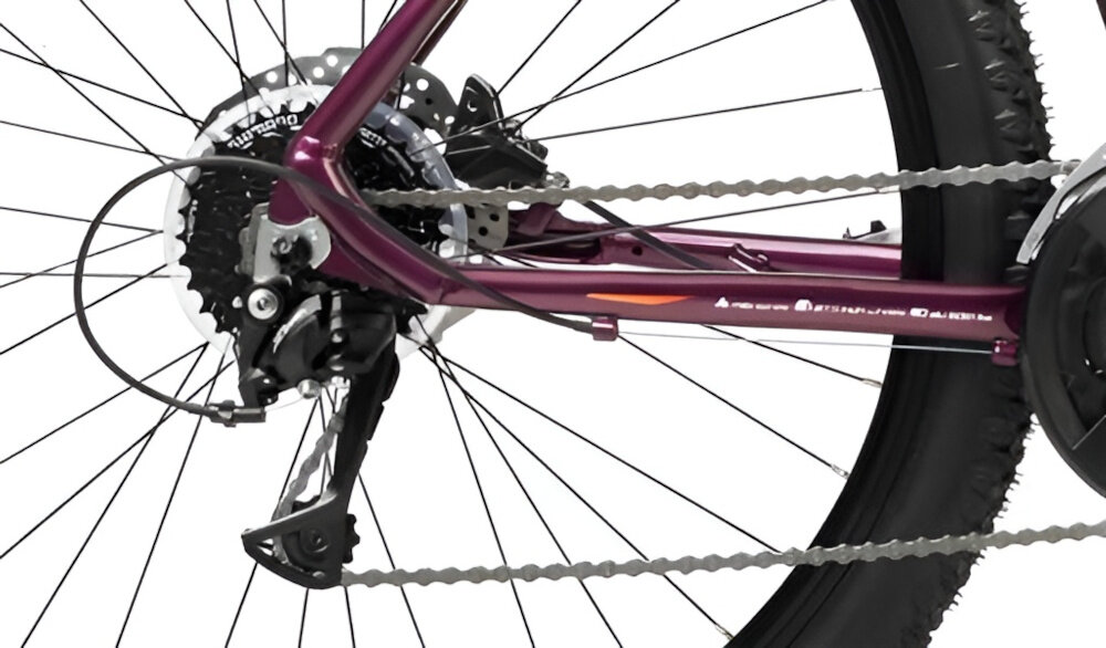 Rower górski MTB ROMET Jolene 7.2 D15 27.5 cala damski Purpurowy zbliżenie na tylną przerzutkę przerzutki marki SHIMANO 24 biegi duża wytrzymałość i sprawne działanie zmiana biegów jest płynna i bezproblemowa przednia przerzutka SHIMANO Tourney tylna SHIMANO Acera komfort i kontrola