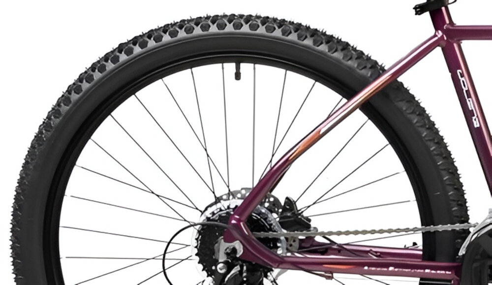 Rower górski MTB ROMET Jolene 7.2 D15 27.5 cala damski Purpurowo-pomarańczowy zbliżenie na oponę rozmiar koła 27,5 cali łatwe pokonywanie przeszkód duży kontakt koła z podłożem szerokie opony MICHELIN dobra przyczepność dwukomorowe aluminiowe obręcze zachowanie regularnego kształtu kół stabilne trzymanie opony bezpieczna i komfortowa jazda regularne sprawdzanie ciśnienia powietrza wartość na bocznej części opony