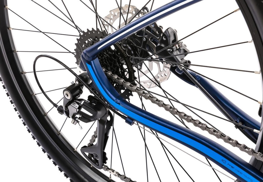 Rower górski MTB ROMET Mustang M7.1 U21 27.5 cala Ciemnoniebieski zbliżenie na tylną przerzutkę przerzutki marki przerzutki marki SHIMANO 2 x 8 przełożeń duża wytrzymałość precyzyjne działanie tylna przerzutka SHIMANO Acera przednia przerzutka SHIMANO Altus technologia SHADOW przerzutka jest schowana i mniej narażona na uszkodzenia