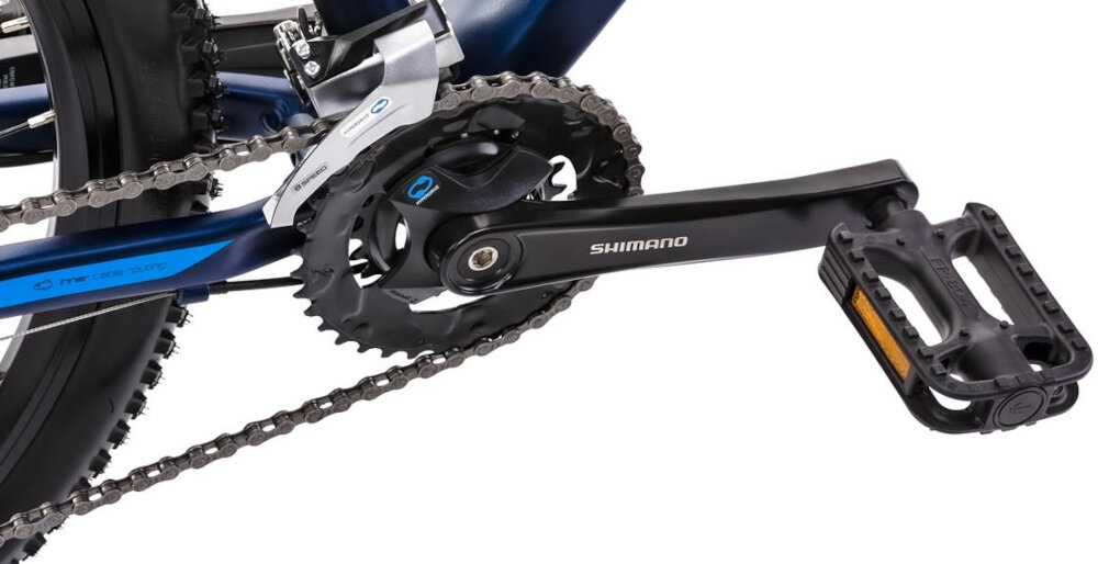 Rower górski MTB ROMET Mustang M7.1 U21 27.5 cala Ciemnoniebieski zbliżenie na korbę kasetę i łańcuch lekka wydajna konstrukcja korby korba SHIMANO typu FC-M315-2 36/22T kaseta SHIMANO CS-HG31 11-34T solidność wytrzyma bardzo duży nacisk na pedały