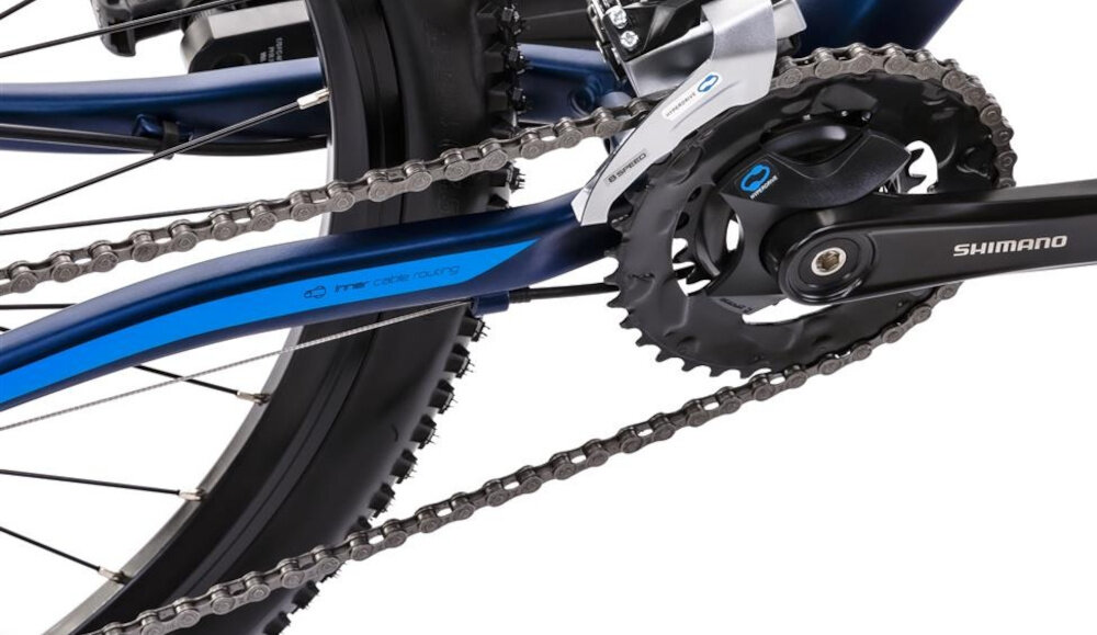 Rower górski MTB ROMET Mustang M7.1 U19 27.5 cala Ciemnoniebieski zbliżenie na korbę kasetę i łańcuch do wszechstronnej jazdy terenowej i rekreacyjnej kaseta SHIMANO typu CS-HG31 11-34T korba SHIMANO typu FC-M315-2 36/22T płynna zmiana przełożeń łatwe dopasowanie siły pedałowania do warunków terenu