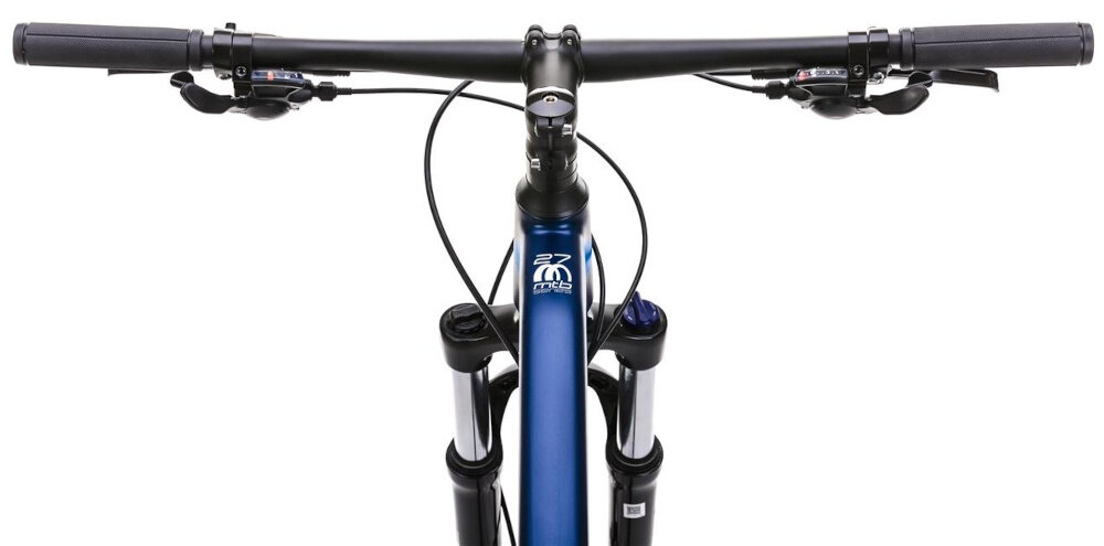 Rower górski MTB ROMET Mustang M7.1 U19 27.5 cala Ciemnoniebieski kierownica na białym tle widoczna od przodu kierownica marki RMT Components aluminiowy wspornik ROMET o długości 90 mm i średnicy 31,8 mm z kątem 7° stabilność precyzję prowadzenia antypoślizgowe uchwyty kontrola nad rowerem bezpieczeństwo waga 14,4 kg