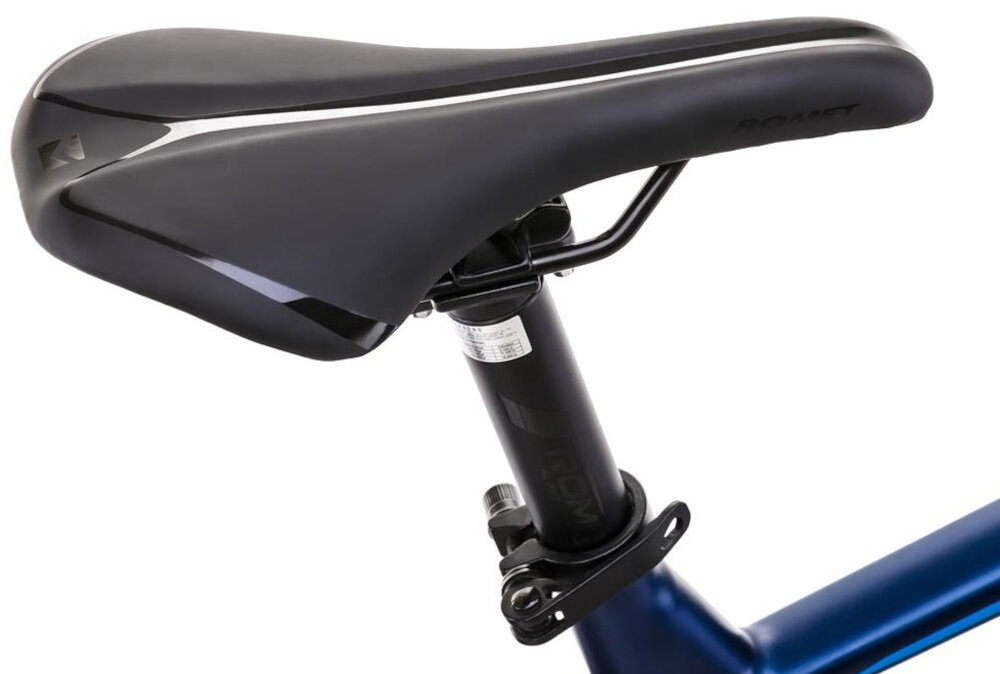 Rower górski MTB ROMET Mustang M7.1 U19 27.5 cala Ciemnoniebieski siodełko na białym tle siodełko ROMET aluminiowa sztyca ROMET o średnicy 31,6 mm i długości 300 mm można dopasować wysokość siodła do wzrostu użytkownika i stylu jazdy lekka konstrukcja sztycy wspiera manewrowanie rowerem ergonomiczne ułożenie siodełka minimalizuje zmęczenie