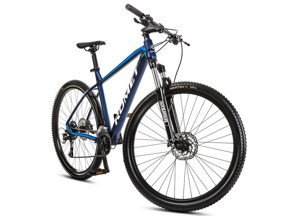 Rower górski MTB ROMET Mustang M7.1 U17 27.5 cala Ciemnoniebieski rower na białym tle widoczny od przodu pod skosem środek codziennego transportu relaks pasja uniwersalność