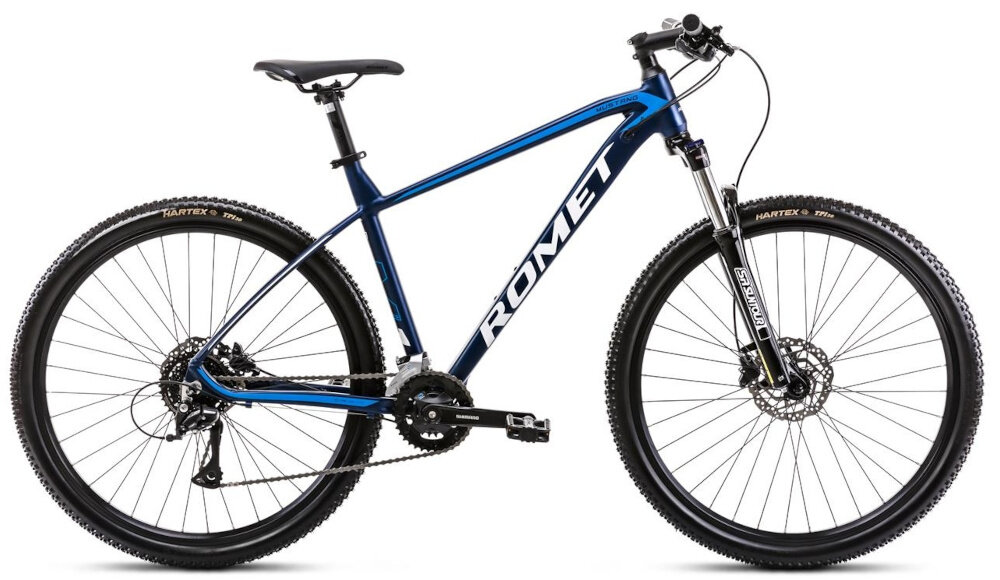 Rower górski MTB ROMET Mustang M7.1 U17 27.5 cala Ciemnoniebieski rower na białym tle widoczny od przodu po skosie góral pojazd dla sportowców do jazdy wyczynowej uniwersalny dla amatorów zwrotny łatwo wchodzi w zakręty do jazdy w mieście za miastem w lesie na górskim szlaku w błocie nie za głębokim piachu