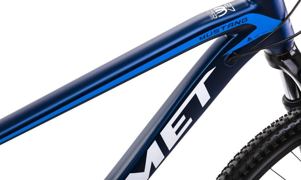 Rower górski MTB ROMET Mustang M7.1 U17 27.5 cala Ciemnoniebieski zbliżenie na ramę 17-calowa aluminiowa ramę rower zwinny lekki łatwo go podnieść odporność na korozję wybór rozmiaru ramy Twój wzrost mierzony w zrelaksowanej pozycji typ roweru dla osób o wzroście od 160 do 170 cm