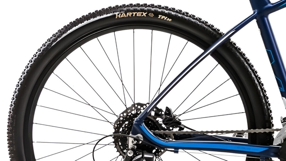 Rower górski MTB ROMET Mustang M7.1 U17 27.5 cala Ciemnoniebieski zbliżenie na oponę rozmiar koła 27,5 cali łatwe pokonywanie przeszkód duży kontakt koła z podłożem szerokie opony dobra przyczepność aluminiowe obręcze zachowanie regularnego kształtu kół stabilne trzymanie opony bezpieczna i komfortowa jazda regularne sprawdzanie ciśnienia powietrza wartość na bocznej części opony