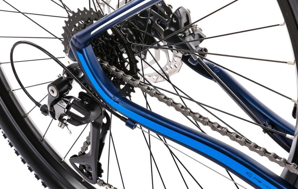Rower górski MTB ROMET Mustang M7.1 U17 27.5 cala Ciemnoniebieski zbliżenie na tylną przerzutkę przerzutki marki przerzutki marki SHIMANO 2 x 8 przełożeń duża wytrzymałość precyzyjne działanie tylna przerzutka SHIMANO Acera przednia przerzutka SHIMANO Altus technologia SHADOW przerzutka jest schowana i mniej narażona na uszkodzenia