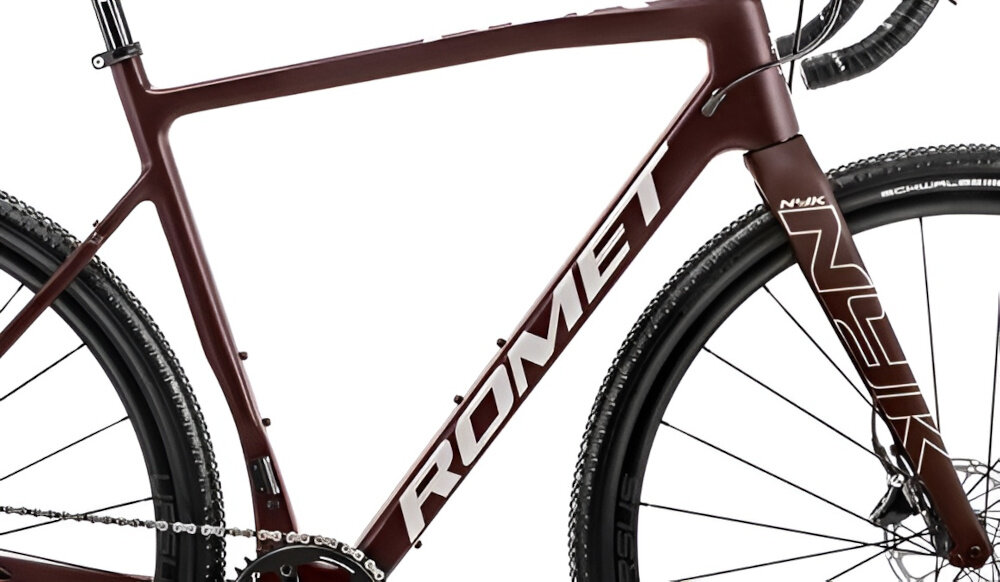 Rower gravel ROMET Nyk U22 28 cali Brązowo-beżowy 2024 zbliżenie na ramę komfort jazdy odpowiednia kontrola nad rowerem 22-calowa karbonowa rama waga roweru 8,5 kg odpowiednia sztywność wybór rozmiaru ramy Twój wzrost mierzony w zrelaksowanej pozycji typ roweru