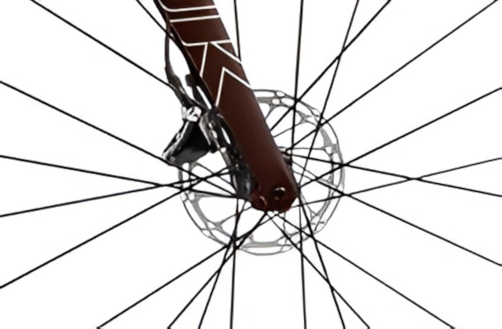 Rower gravel ROMET Nyk U22 28 cali Brązowo-beżowy 2024 zbliżenie na tarczę hamulcową podstawa bezpieczeństwa hamulce tarczowe hydrauliczne duża siła hamowania płyn hamulcowy hamulce z przodu i z tyłu podwójny pakiet bezpieczeństwa