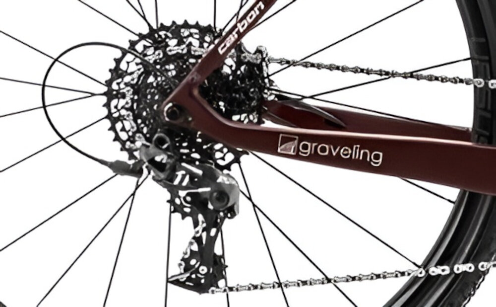 Rower gravel ROMET Nyk U22 28 cali Brązowo-beżowy 2024 zbliżenie na przerzutkę manetki marki SRAM typu Apex 11 biegów tylna przerzutka marki SRAM model Apex duża wytrzymałość sprawne działanie zmiana biegów jest płynna i bezproblemowa