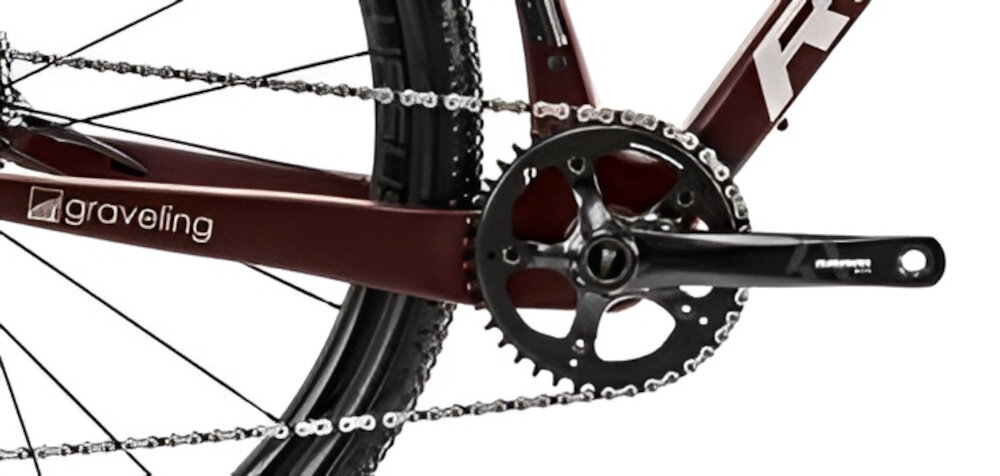 Rower gravel ROMET Nyk U22 28 cali Brązowo-beżowy 2024 zbliżenie na korbę i kasetę do wszechstronnej jazdy terenowej i sportowej kaseta SRAM typu PG1130 11-42T korba SRAM typu FC-S350 40T 170 x 175 mm płynna zmiana przełożeń łatwe dopasowanie siły pedałowania do warunków terenu